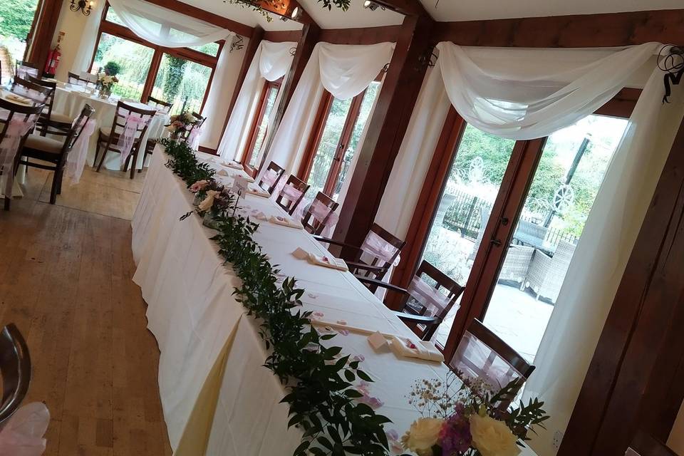 Top table garland window drape