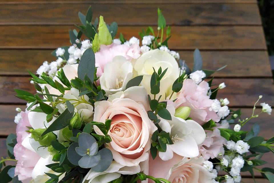 Dusky pink ceremony flowers