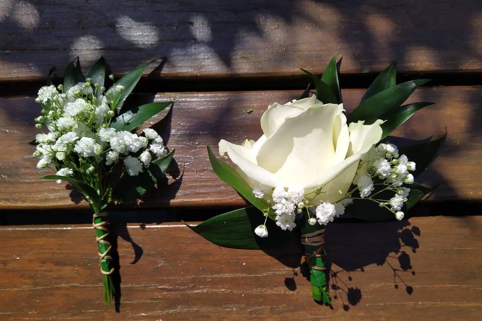 Ivory ceremony flowers