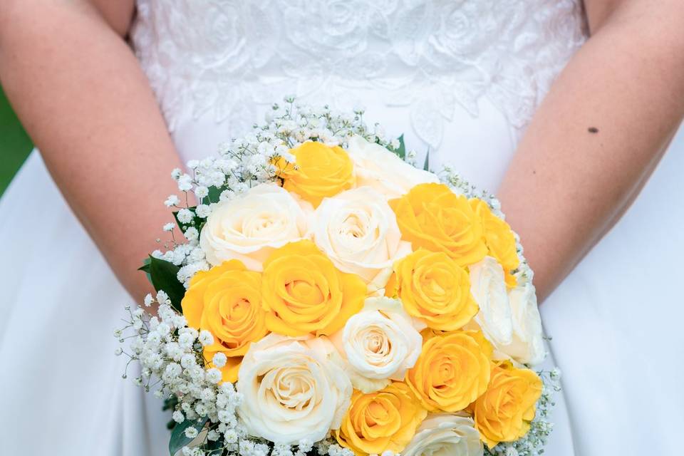 Yellow and white bouquet