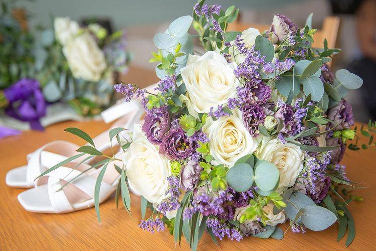 Lilac and ivory white bouquets