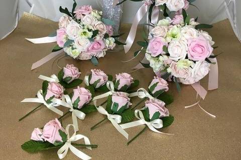 Peach and ivory bouquets