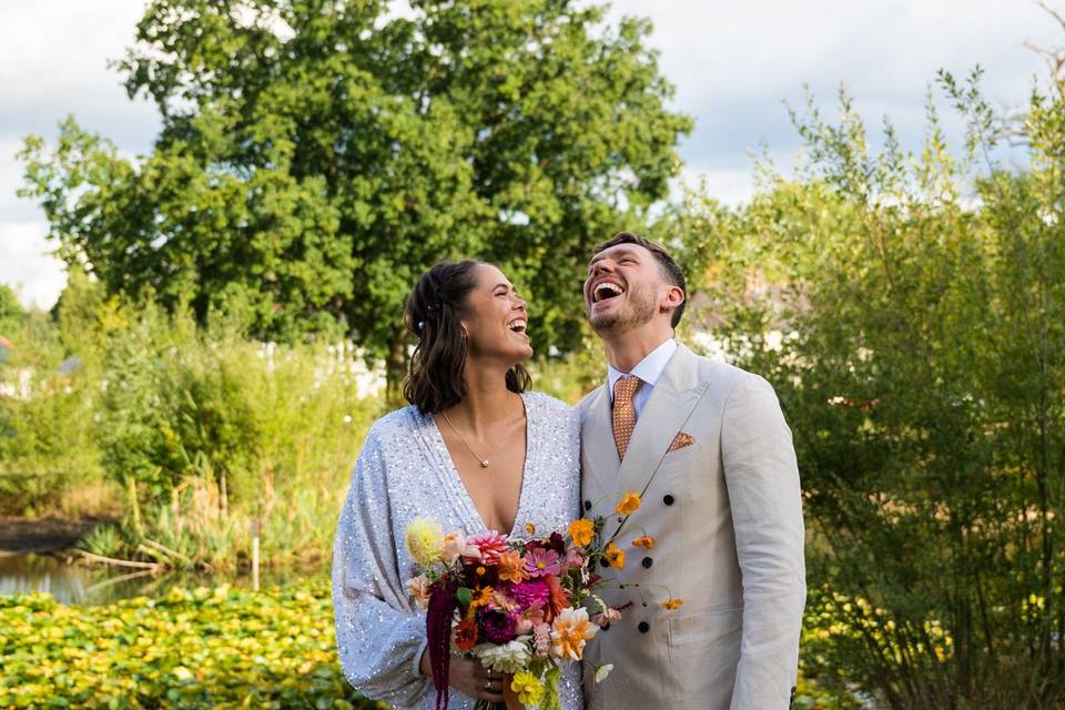 Modern bride and bouquet