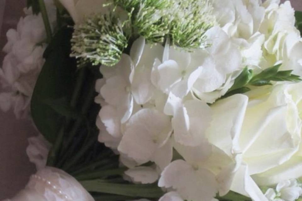 White bridesmaid posy