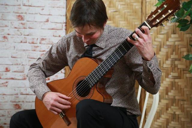 Scott Robertson - Classical Guitarist