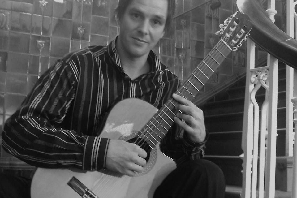 Scott Robertson - Classical Guitarist