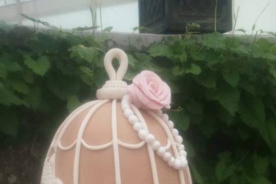 Birdcage with cupcakes