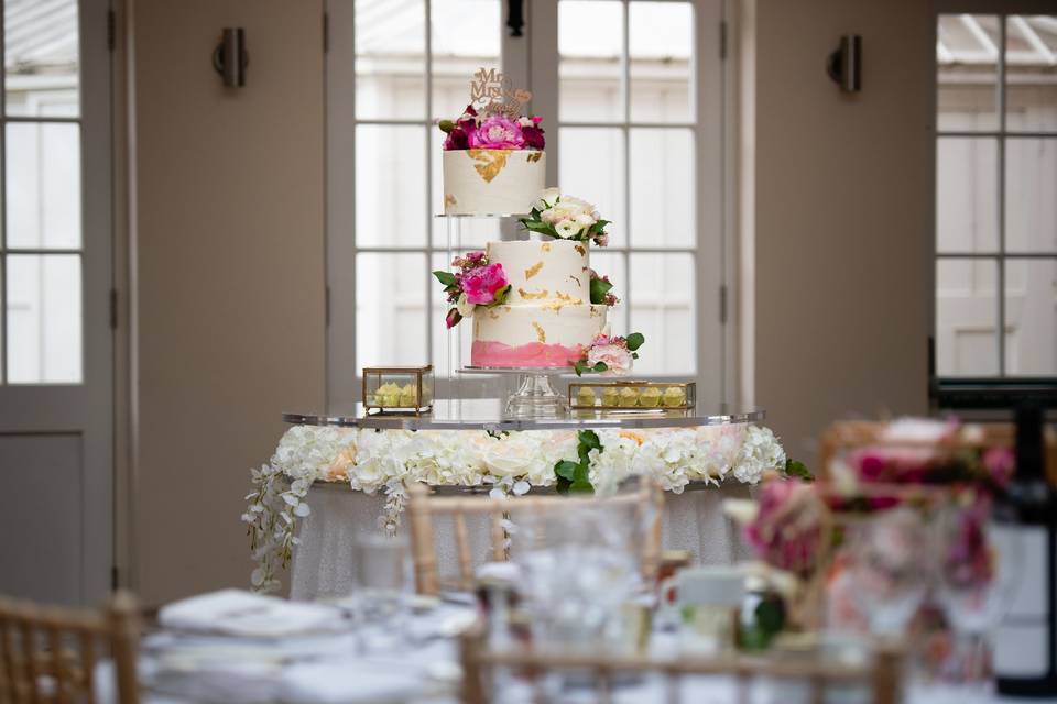 Acrylic floating cake table