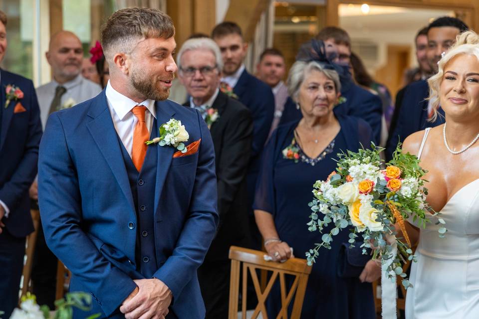 Groom 1st look, Mythe Barn