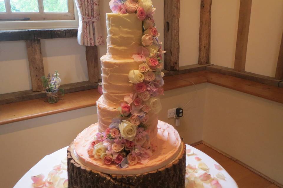 A stunning wedding cake.