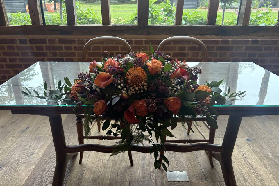 Ceremony table arrangement