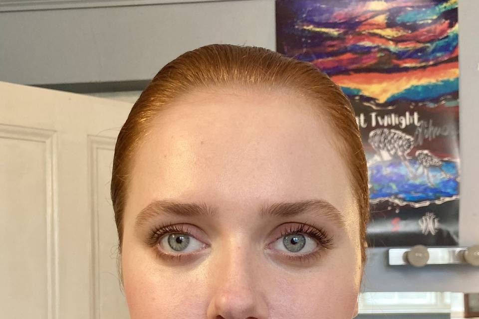 Glowy base minimal makeup
