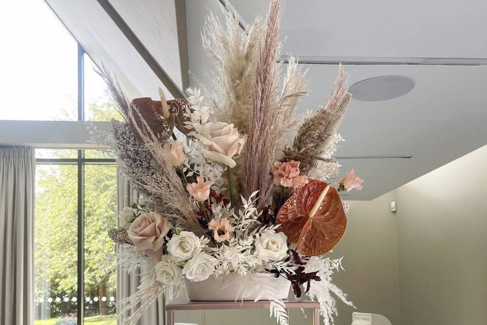 Nude and cinnamon centrepiece