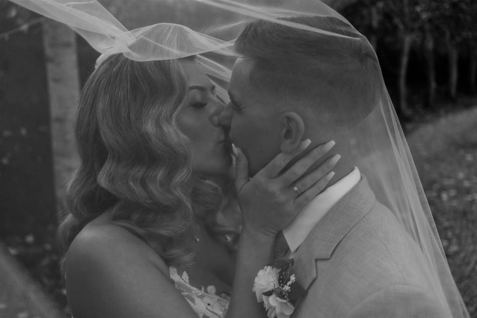 Veil kiss