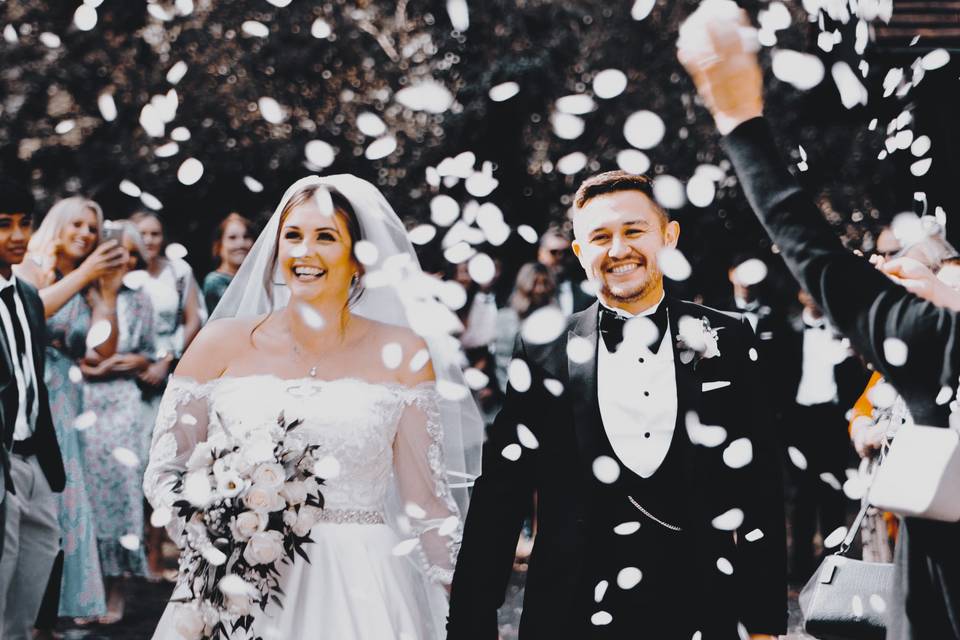 Just married - confetti shot