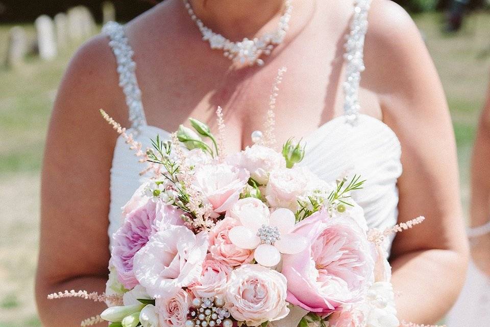 Teardrop bouquet with brooches