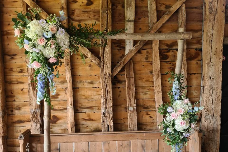 Rustic arch asymmetric flower