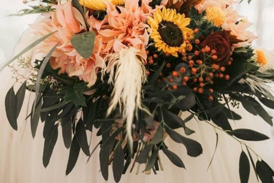 Boho sunflower and pampas bouq