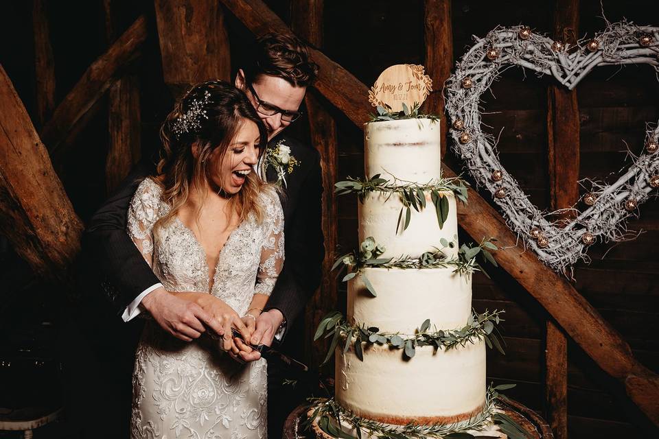 Semi-naked rustic cake cutting