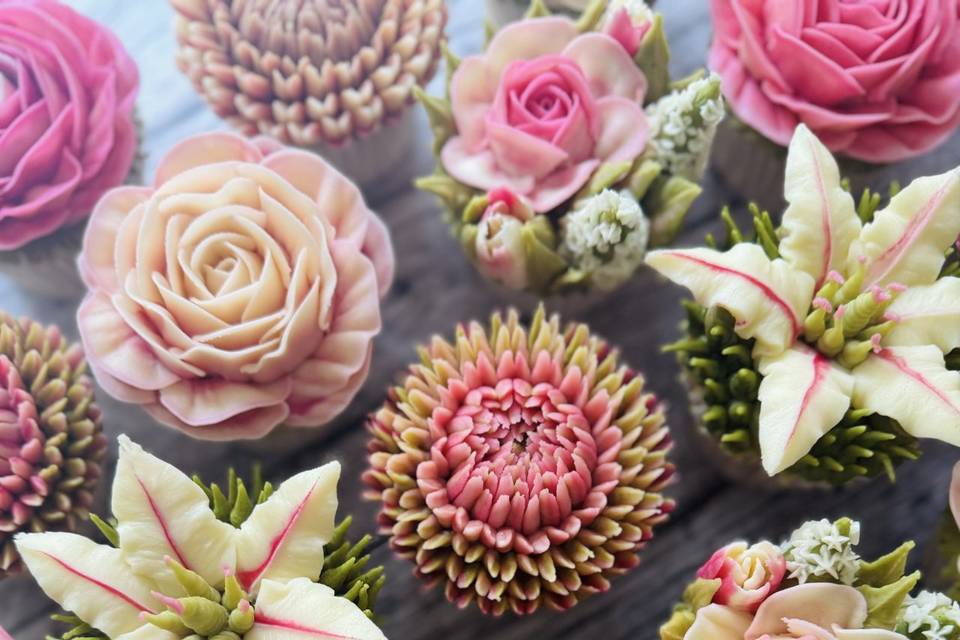 Detailed floral cupcakes