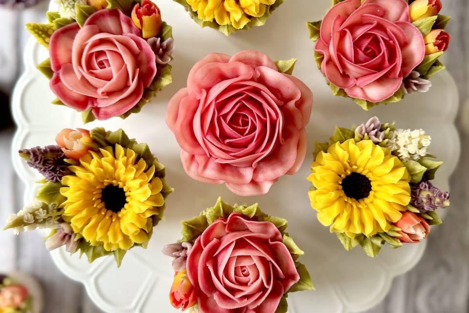 Detailed floral cupcakes