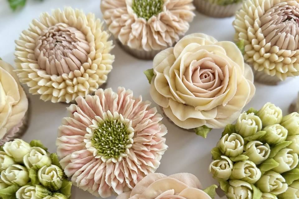 Detailed floral cupcakes