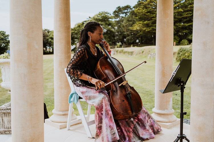 Jay Émme, Cellist