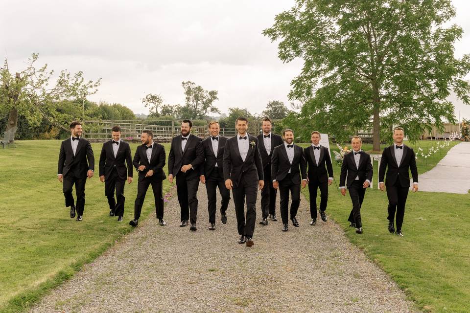 How many groomsmen is too many