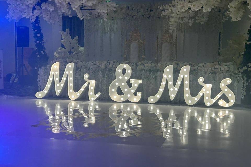 MR & MRS