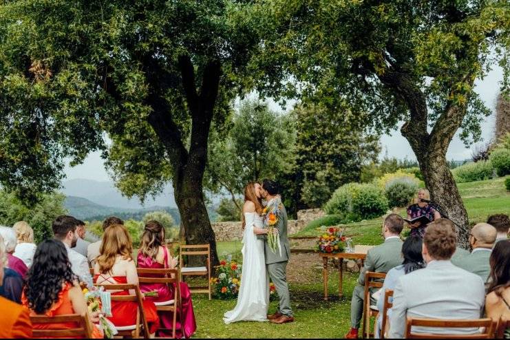 Destinaion Wedding Kiss