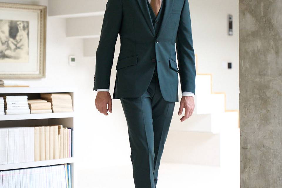 Made-to-measure grooms suit