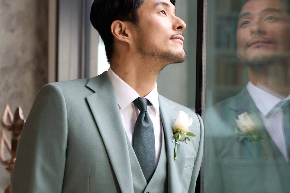 Made-to-measure grooms suit