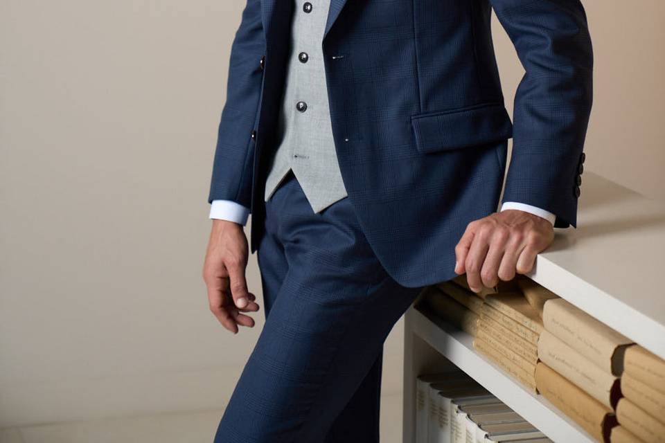 Made-to-measure grooms suit