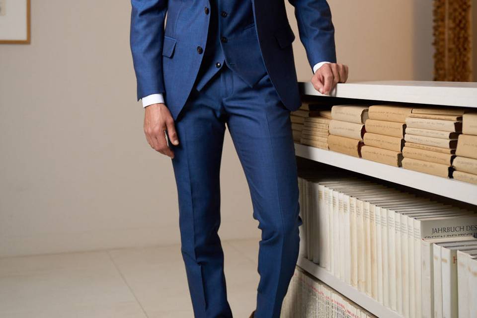 Made-to-measure grooms suit