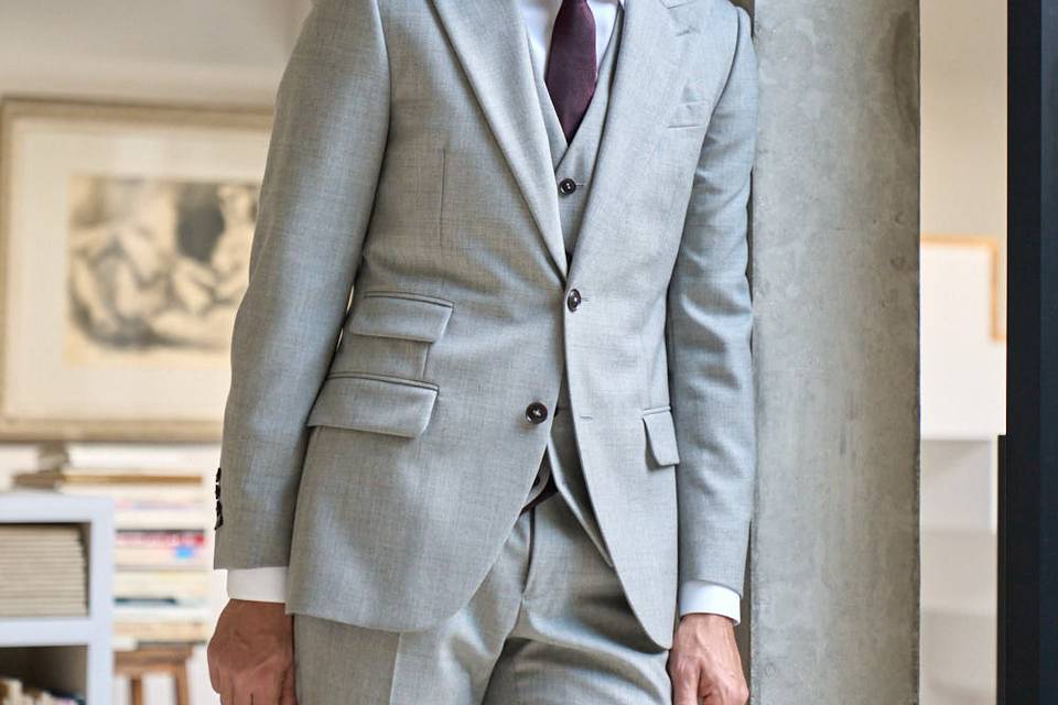 Made-to-measure grooms suit