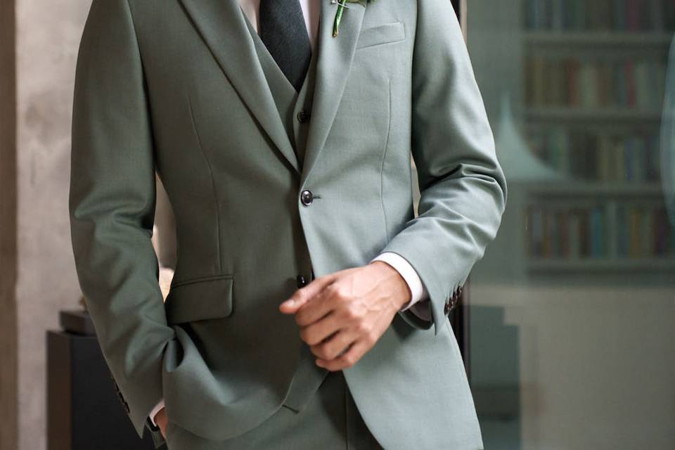 Made-to-measure grooms suit