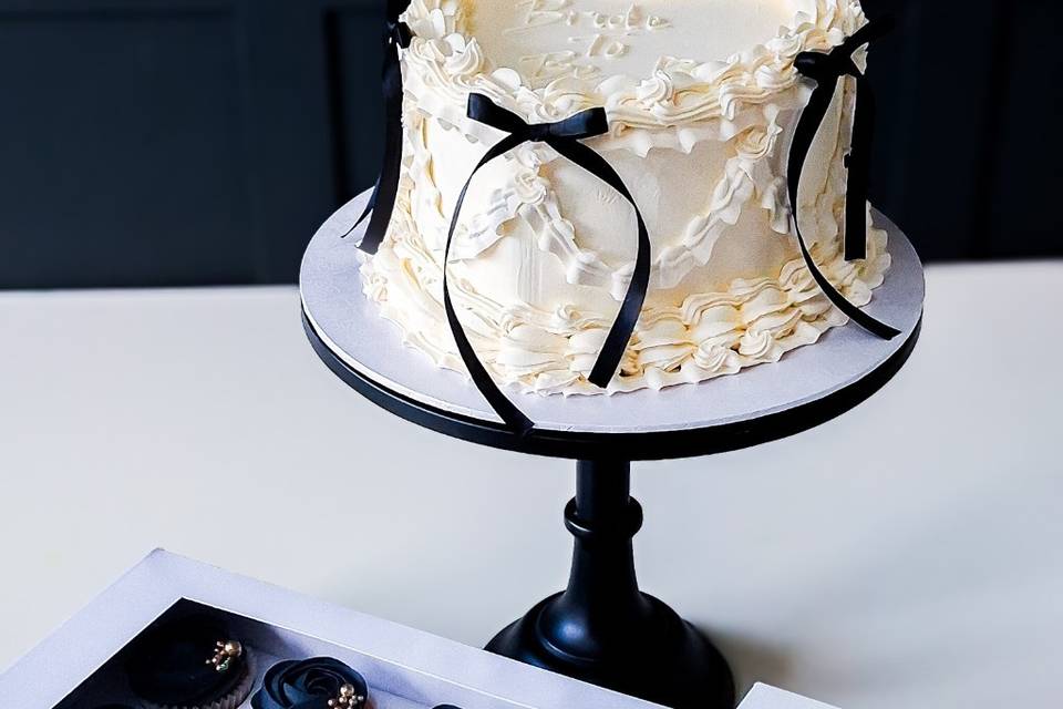 Vintage heart cake and cupcake