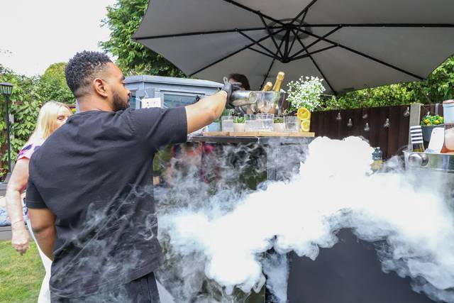 Atmospheric cocktail smoke effect
