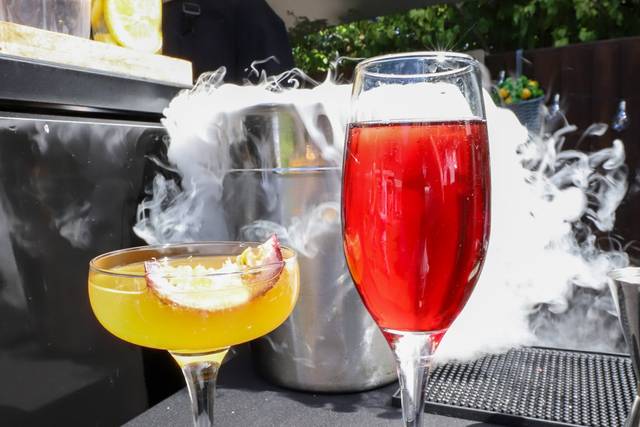 Cocktails with dry ice smoke