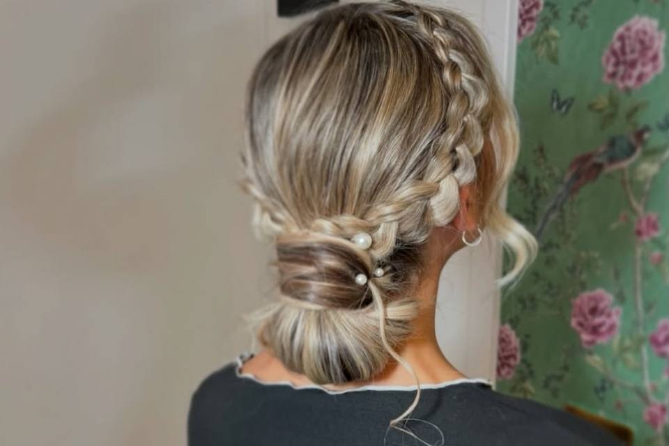 Low knot hair up