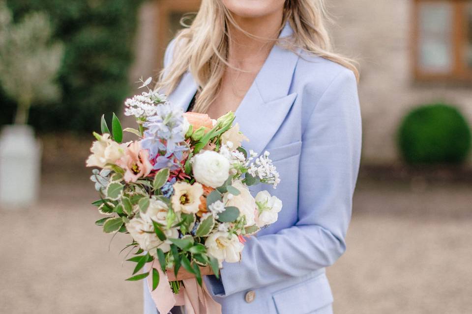 A moment with the bouquet - www.redmaplephotography.com