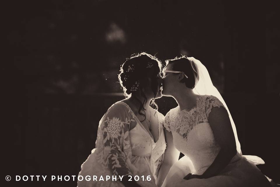 Newlyweds kissing - Dotty Photography