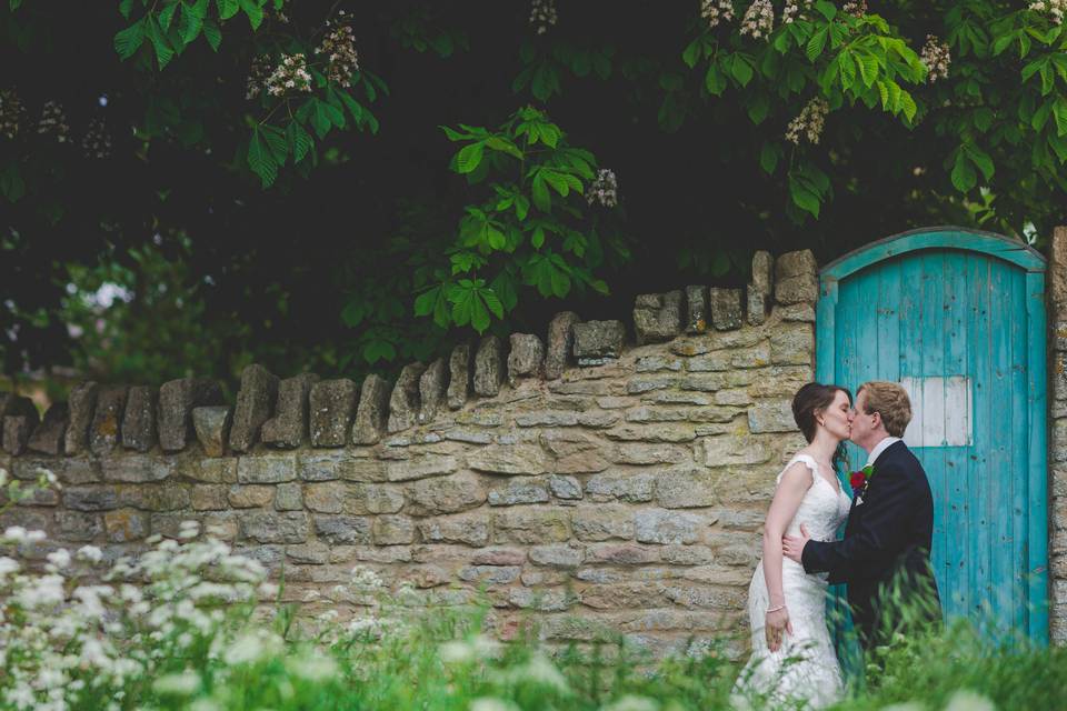 Couple kissing - Dotty Photography