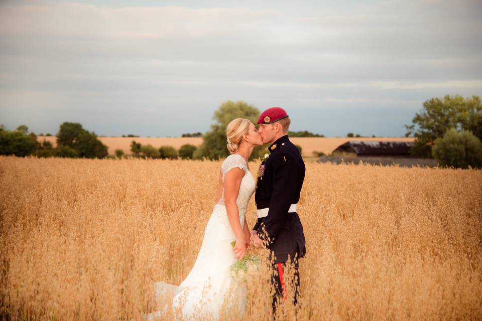 Kissing in a field - Dotty Photography