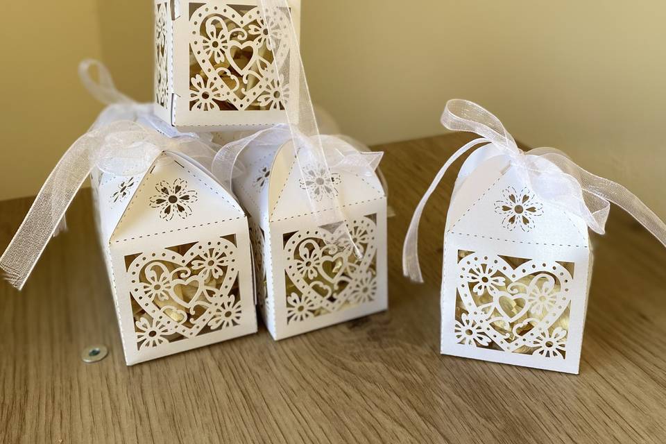 Dried flower confetti boxes