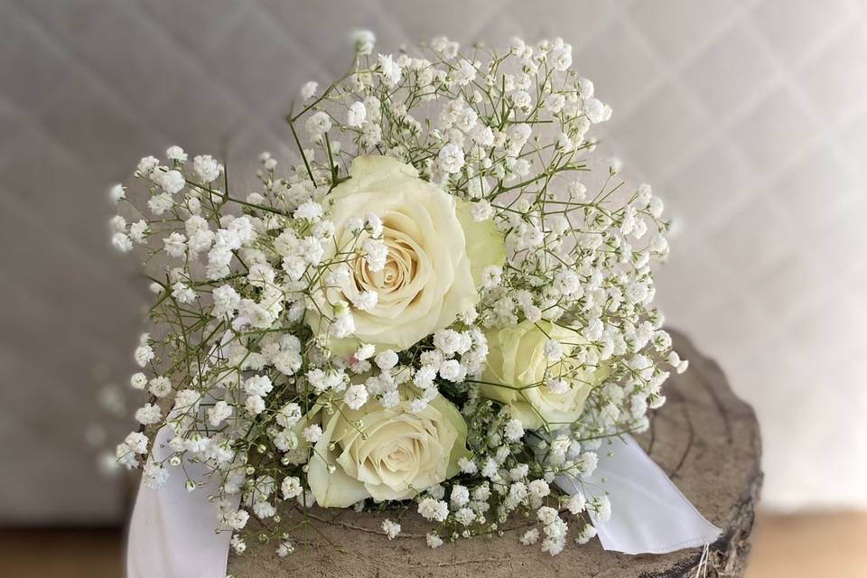 Rose & gypsophila bridesmaid