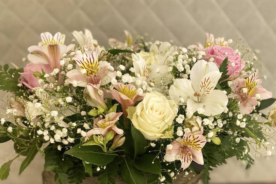 White & pink table display