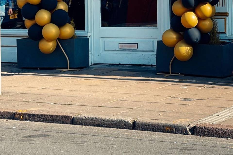 Entrance balloons in the shape of a heart