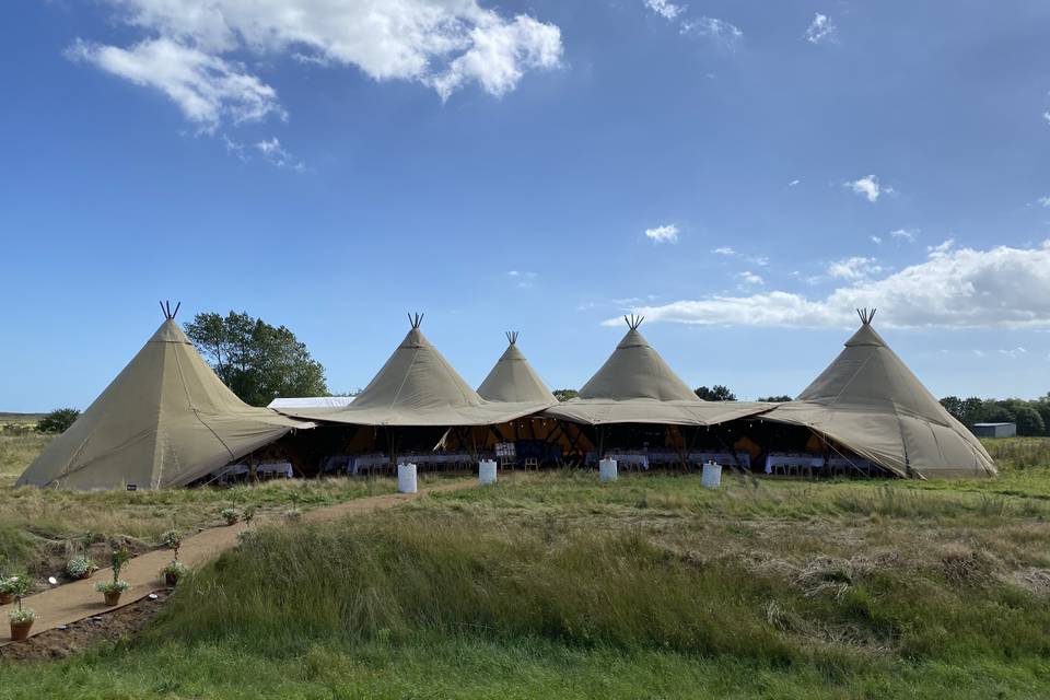 Five tipis for a wedding x 320