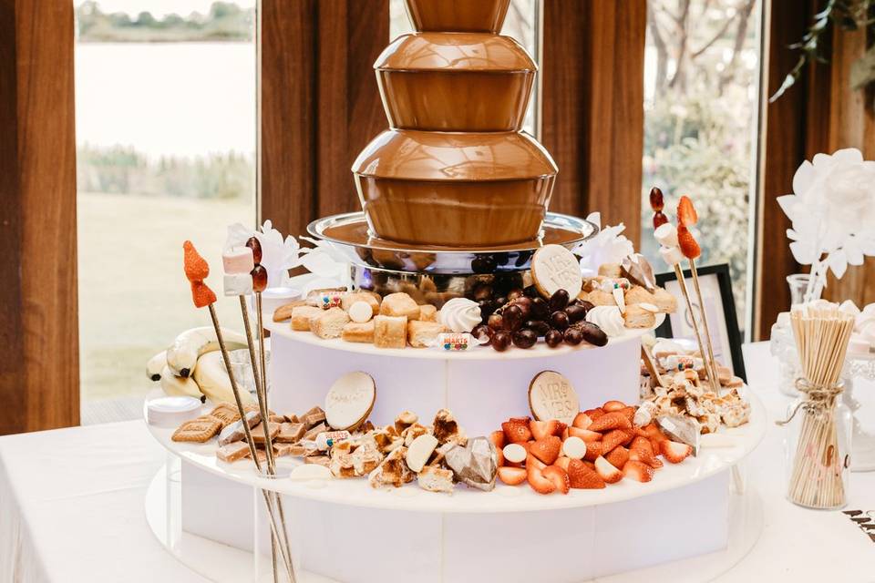 Chocolate fountain with dips